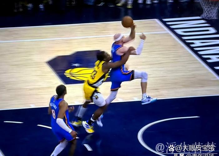 伊森带球冲击篮筐 命中上篮并造成犯规 伊森带球冲击篮筐 命中上篮并造成犯规